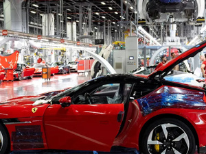 فيراري تكشف عن أول سياراتها الرياضية الكهربائية "إليتريكا" فيراري تكشف عن أول سياراتها الرياضية الكهربائية "إليتريكا"