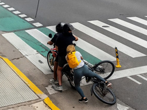 سائحة روسية تتحول إلى بطلة في شوارع بوينس آيرس بعد إحباط محاولة سرقة هاتفها سائحة روسية تتحول إلى بطلة في شوارع بوينس آيرس بعد إحباط محاولة سرقة هاتفها