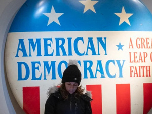 الولايات المتحدة تطلب معلومات موسعة عن وسائل التواصل الاجتماعي والأسرية من المسافرين بدون تأشيرة