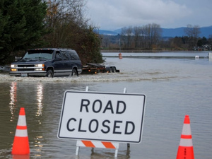 أمطار غزيرة تتسبب بفيضانات وإجلاء عشرات الآلاف في غرب الولايات المتحدة وكندا