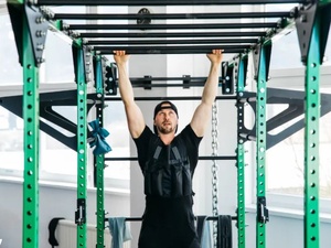 السترات المثقلة.. أداة ذكية لتحويل المشي إلى تمرين فعال