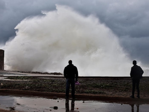 اضطرابات جوية قوية تضرب السواحل المغربية والسلطات تدعو إلى الحيطة والحذر