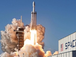 أقمار جديدة في المدار.. سبيس إكس وروكيت لاب تعززان الإنترنت الفضائي