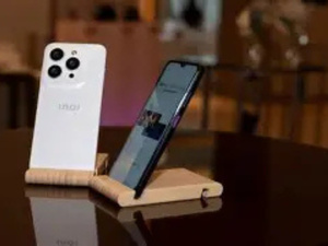 ​ثلاثة هواتف ذكية تكشف عن لغة سرية للذكاء الاصطناعي