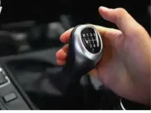 لماذا يصبح ناقل الحركة ثقيلًا في الشتاء؟ فهم أسباب ثقل القير ومتى يحتاج الفحص لماذا يصبح ناقل الحركة ثقيلًا في الشتاء؟ فهم أسباب ثقل القير ومتى يحتاج الفحص