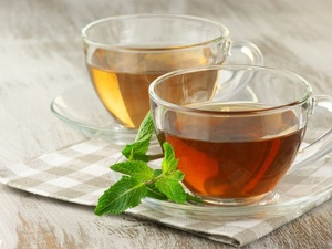 غسول الشاي للشعر: الشاي الأخضر أم الشاي الأسود الأفضل لفروة الرأس؟