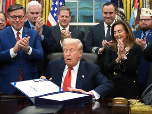 900 مليار دولار لتعزيز الدفاع الأميركي…رامب يوقع قانون السياسة الدفاعية NDAA 900 مليار دولار لتعزيز الدفاع الأميركي…رامب يوقع قانون السياسة الدفاعية NDAA