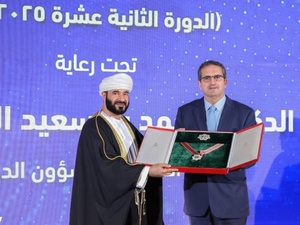 حاتم البطيوي يتوج بجائزة السلطان قابوس للمؤسسات الثقافية الخاصة