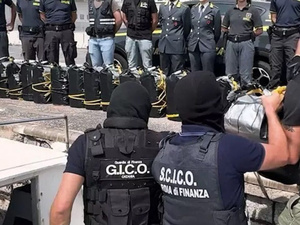 إيطاليا تشن حملة واسعة لمكافحة المخدرات وتقبض على 384 شخصاً إيطاليا تشن حملة واسعة لمكافحة المخدرات وتقبض على 384 شخصاً