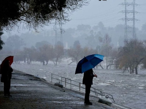 عاصفة قوية تضرب كاليفورنيا وتستدعي إجلاء المئات قبل عيد الميلاد