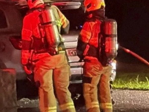 استنفار أمني في ملبورن بعد حريق سيارة خلال احتفال عيد الأنوار اليهودي استنفار أمني في ملبورن بعد حريق سيارة خلال احتفال عيد الأنوار اليهودي