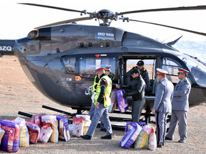 مروحية للدرك الملكي تؤمّن إيصال مساعدات إنسانية لعائلات رحل معزولة بإقليم ميدلت مروحية للدرك الملكي تؤمّن إيصال مساعدات إنسانية لعائلات رحل معزولة بإقليم ميدلت