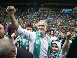 الرئيس الإيراني يدعو للاستماع لمطالب المتظاهرين وسط أزمة اقتصادية حادة الرئيس الإيراني يدعو للاستماع لمطالب المتظاهرين وسط أزمة اقتصادية حادة