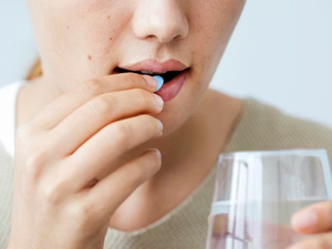 استخدام المضادات الحيوية عند النساء في الخمسينيات: هل يؤثر على القدرات العقلية؟