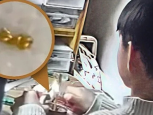 طفل صيني يقطع عقد والدته الذهبي ويهديه لزملائه في المدرسة ويثير جدلاً واسعاً على الإنترنت طفل صيني يقطع عقد والدته الذهبي ويهديه لزملائه في المدرسة ويثير جدلاً واسعاً على الإنترنت