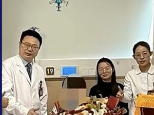 أطباء صينيون يعيدون أذن امرأة إلى رأسها بعد خمسة أشهر من زراعتها في قدمها أطباء صينيون يعيدون أذن امرأة إلى رأسها بعد خمسة أشهر من زراعتها في قدمها