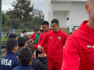 مبادرة إنسانية تعكس روح التضامن: أسود الأطلس يستقبلون أبناء أسرة الأمن الوطني مبادرة إنسانية تعكس روح التضامن: أسود الأطلس يستقبلون أبناء أسرة الأمن الوطني