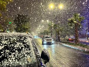 تساقطات ثلجية غير مسبوقة تعيد البياض إلى شوارع عاصمة الشرق تساقطات ثلجية غير مسبوقة تعيد البياض إلى شوارع عاصمة الشرق