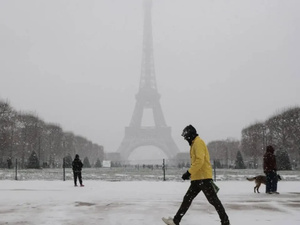 الثلوج تعطل حركة الملاحة الجوية في باريس : إلغاء 140 رحلة وتحذيرات مستمرة للسكان