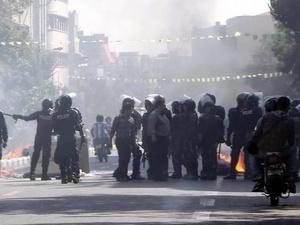 مقتل شرطي إيراني وسط احتجاجات متواصلة على غلاء المعيشة يرفع التوتر في البلاد