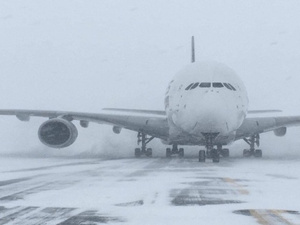 تساقط الثلوج يعطل حركة الطيران بمطار فرانكفورت تساقط الثلوج يعطل حركة الطيران بمطار فرانكفورت