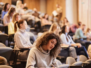 اضطراب فرط الحركة وتشتت الانتباه مرتبط بالسلوكيات الجنسية المحفوفة بالمخاطر لدى الشباب الجامعي