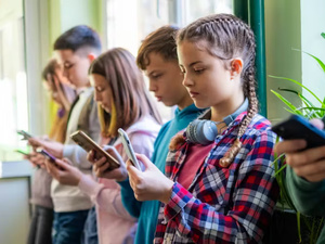 الآثار الصحية للشبكات الاجتماعية على المراهقين: الفتيات الأكثر تأثرًا الآثار الصحية للشبكات الاجتماعية على المراهقين: الفتيات الأكثر تأثرًا