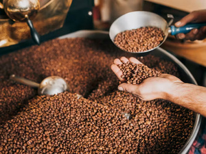 الاتحاد الأوروبي يصنف الكافيين كخطر عند الجرعات العالية