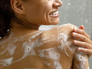 ​الصابون أم جل الاستحمام: أيهما أفضل لبشرتك وللبيئة؟