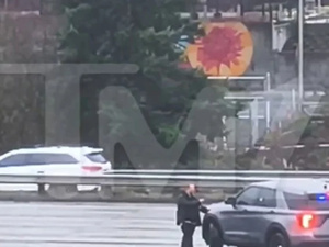 سرقة سيارة شرطة بعد الاعتداء على ضابطة بملازم في سياتل تثير صدمة واسعة