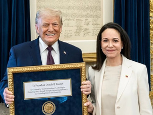 ماريا كورينا ماتشادو تهدي ترمب ميدالية نوبل للسلام في لقاء البيت الأبيض ماريا كورينا ماتشادو تهدي ترمب ميدالية نوبل للسلام في لقاء البيت الأبيض