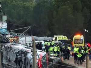 39 قتيلاً و123 مصاباً في اصطدام مروع بين قطارين فائقَي السرعة جنوب إسبانيا 39 قتيلاً و123 مصاباً في اصطدام مروع بين قطارين فائقَي السرعة جنوب إسبانيا