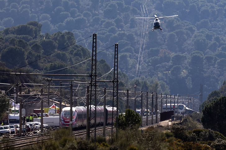 التحقيقات تتواصل بعد تصادم قطارين في إسبانيا وسط جهود إنقاذ مكثفة التحقيقات تتواصل بعد تصادم قطارين في إسبانيا وسط جهود إنقاذ مكثفة