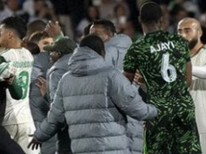 ​“كاف” يسلّط عقوبات على المنتخب الجزائري بعد أحداث مباراة نيجيريا