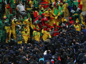 انطلاق محاكمة 18 مشجعاً سنغالياً ومواطن جزائري على خلفية أعمال شغب نهائي كأس أمم إفريقيا انطلاق محاكمة 18 مشجعاً سنغالياً ومواطن جزائري على خلفية أعمال شغب نهائي كأس أمم إفريقيا