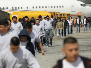 منحة 2600 دولار وطائرة مجانية… أمريكا تشجع المغادرة الطوعية للمهاجرين منحة 2600 دولار وطائرة مجانية… أمريكا تشجع المغادرة الطوعية للمهاجرين