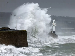 أمواج عاتية تصل ل 8 أمتار ورياح قوية تضع السواحل المغربية في حالة استنفار بحري أمواج عاتية تصل ل 8 أمتار ورياح قوية تضع السواحل المغربية في حالة استنفار بحري