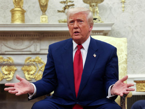 ترامب يهدد أوتاوا : 100% رسوماً جمركية إذا مضت كندا في شراكتها مع بكين ترامب يهدد أوتاوا : 100% رسوماً جمركية إذا مضت كندا في شراكتها مع بكين