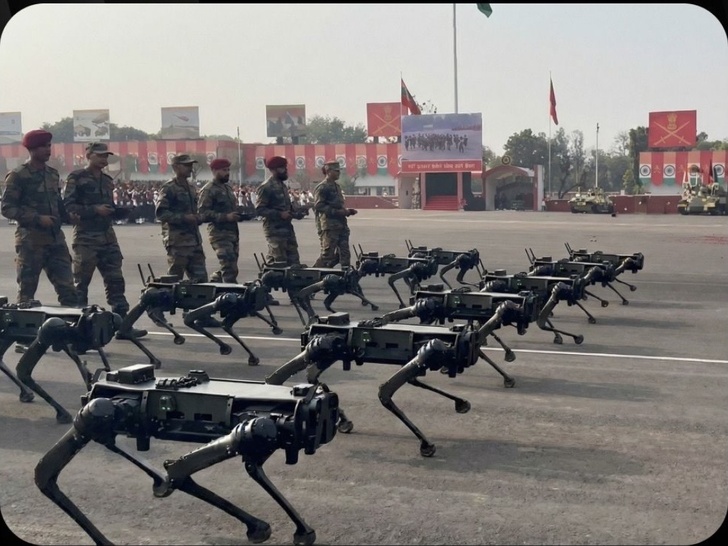 كلاب روبوتية قتالية مزوّدة ببنادق مثبتة تُشكّل الفرقة الجديدة في القوات المسلحة الهندية كلاب روبوتية قتالية مزوّدة ببنادق مثبتة تُشكّل الفرقة الجديدة في القوات المسلحة الهندية