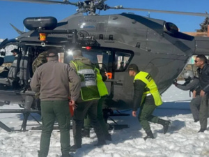 مروحية للدرك الملكي تنقذ مرضى محاصرين بالثلوج في زاوية أحنصال بإقليم أزيلال