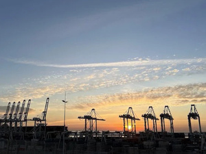 السلطات تقرر إغلاق ميناء طنجة المتوسط مؤقتاً بسبب سوء الأحوال الجوية السلطات تقرر إغلاق ميناء طنجة المتوسط مؤقتاً بسبب سوء الأحوال الجوية