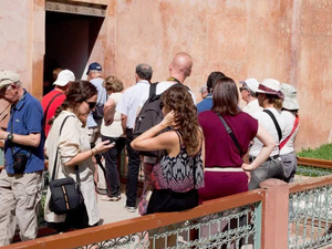 وزارة السياحة تُعد قرارًا جديدًا يمنح مرونة أكثرللمرشدين بين الفضاءات الطبيعية والمدن