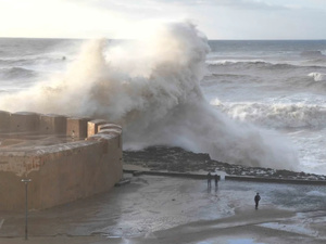 ثلاث عواصف أطلسية تندمج وتُربك الأحوال الجوية بالمملكة