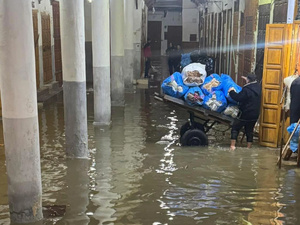 فيضانات القصر الكبير تتسبب في شلل عمل مستشفى القرب وتعطل حياة السكان