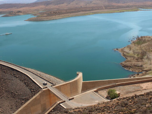 السلطات تواصل تدخلاتها بالقصر الكبير لحماية الأحياء المهددة بفيضانات وادي اللوكوس