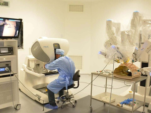 المركز الاستشفائي الجامعي بأكادير يدشن أول منصة للجراحة الروبوتية المركز الاستشفائي الجامعي بأكادير يدشن أول منصة للجراحة الروبوتية