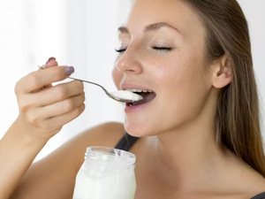 الزبادي والتهاب المعدة والأمعاء: متى يكون مفيدًا؟ الزبادي والتهاب المعدة والأمعاء: متى يكون مفيدًا؟