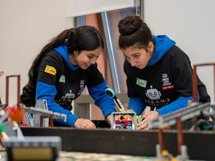 خمسة فرق شابة ترفع الراية المغربية في كبريات مسابقات الروبوتات العالمية خمسة فرق شابة ترفع الراية المغربية في كبريات مسابقات الروبوتات العالمية