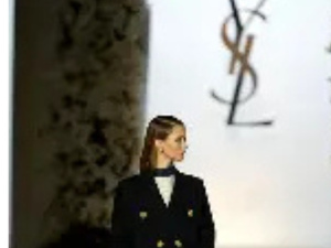 إيف سان لوران على المسرح: عندما جعل المصمم عرضه تحفة فنية إيف سان لوران على المسرح: عندما جعل المصمم عرضه تحفة فنية