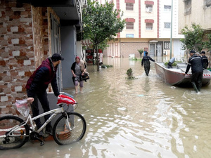 حقوق المستهلك تحذر من استغلال تجار الأزمات لمعاناة المتضررين من الفيضانات حقوق المستهلك تحذر من استغلال تجار الأزمات لمعاناة المتضررين من الفيضانات